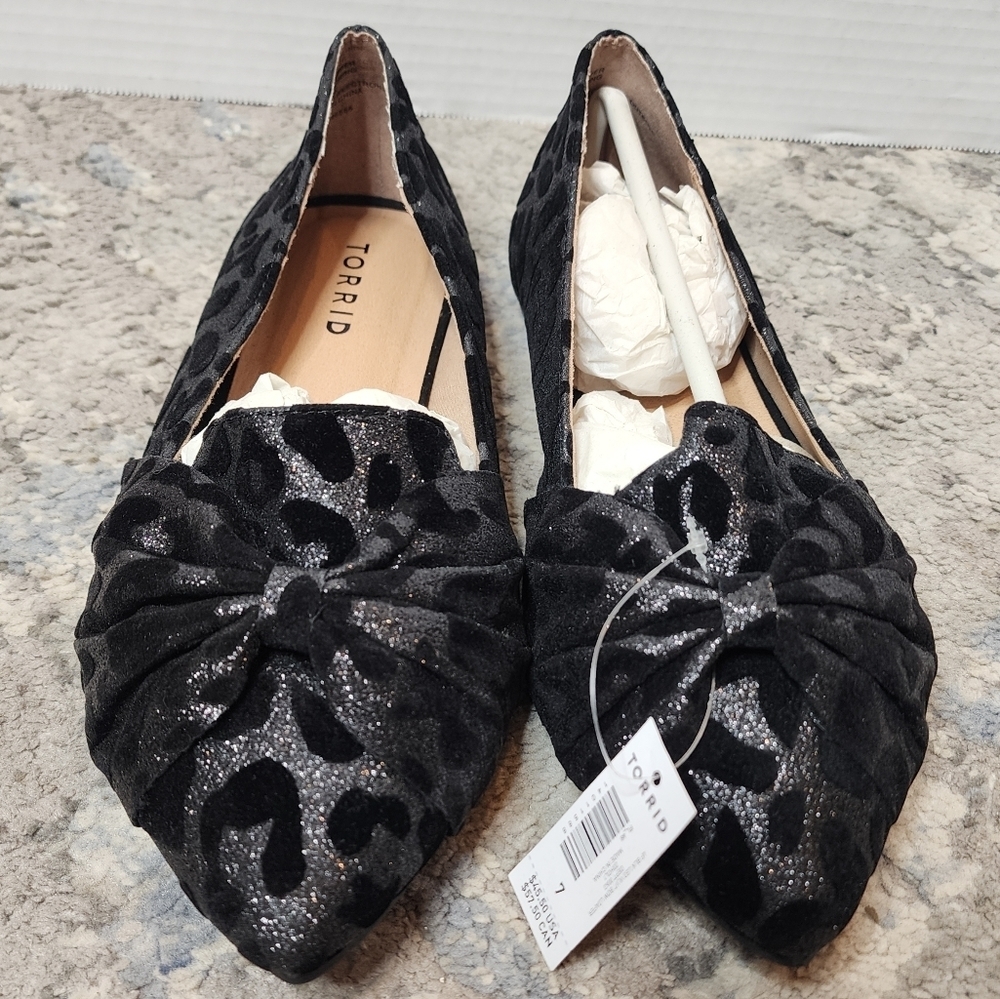 NWT Torrid 7W Shimmer Velvet Bow Pointed Toe Loafer Black Grey Leopard 7 Wide